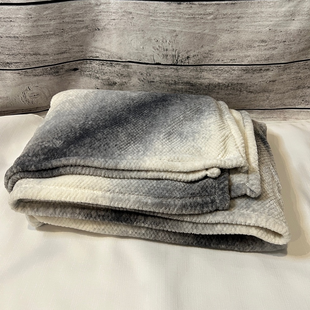 Mon Chateau Luxury Collection Gray White Ombre Throw Blanket Honeycomb Fleece